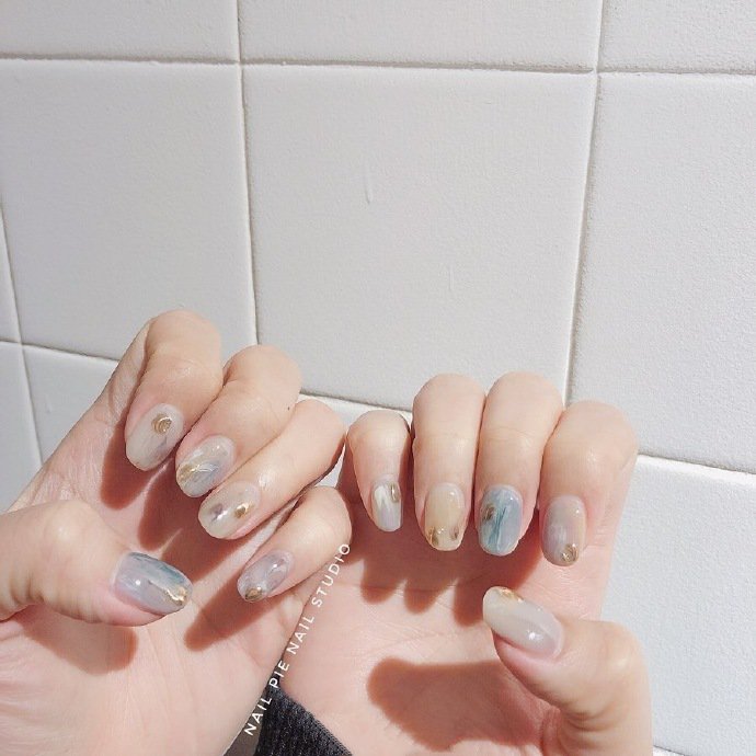 点击大图看下一张：很可爱的小金块美甲图片