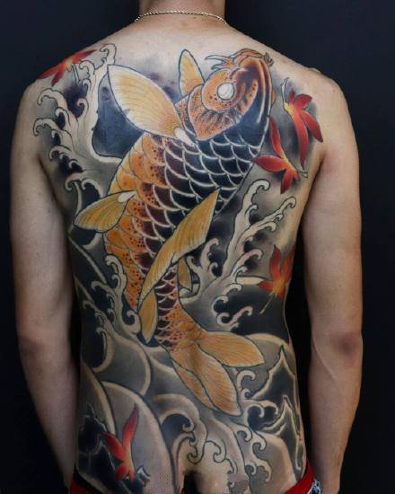 点击大图看下一张：一组传统风格的满背纹身图案