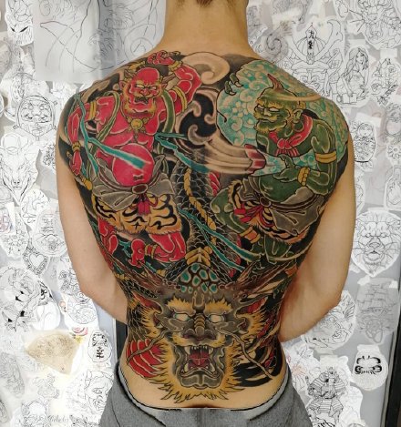 点击大图看下一张：一组传统风格的满背纹身图案