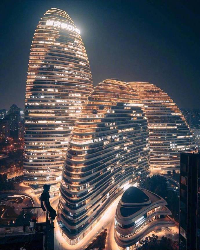 点击大图看下一张：现代化的中国之都——北京