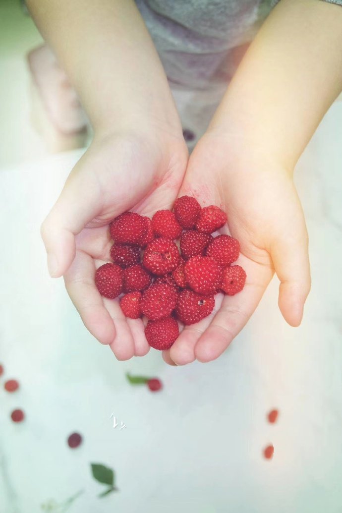 点击大图看下一张：一组酸酸甜甜的树莓图片