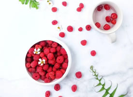 一组酸酸甜甜的树莓图片
