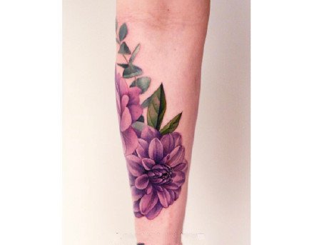 点击大图看下一张：一组彩色花朵女生纹身图案
