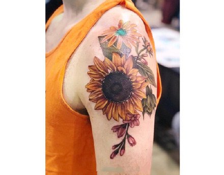 点击大图看下一张：一组彩色花朵女生纹身图案