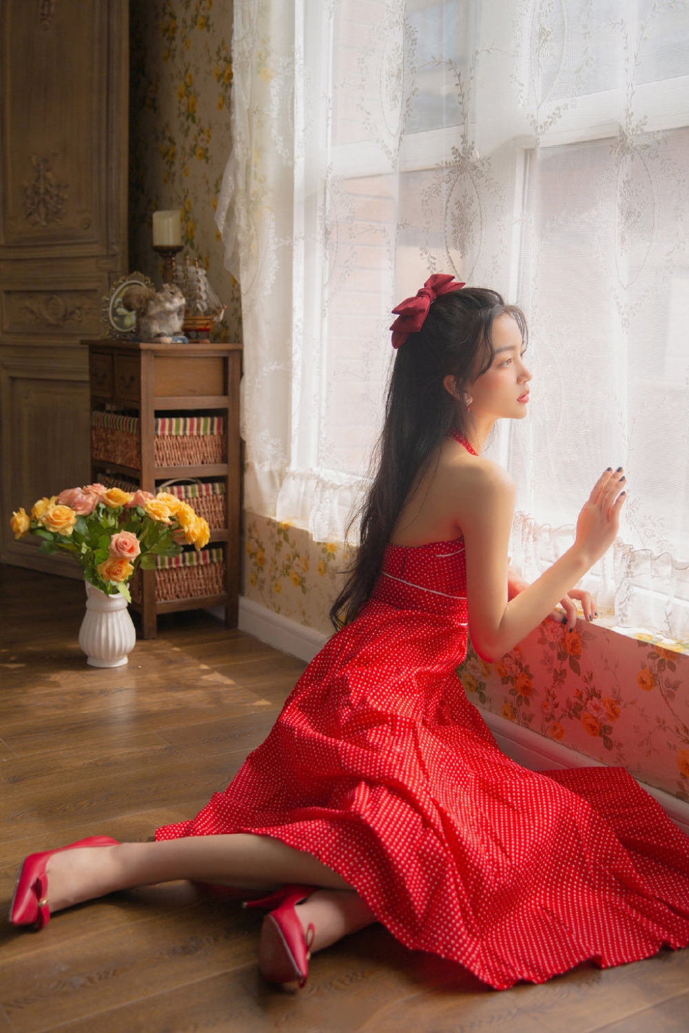 点击大图看下一张:极品美女吊带红裙白皙性感写真图片