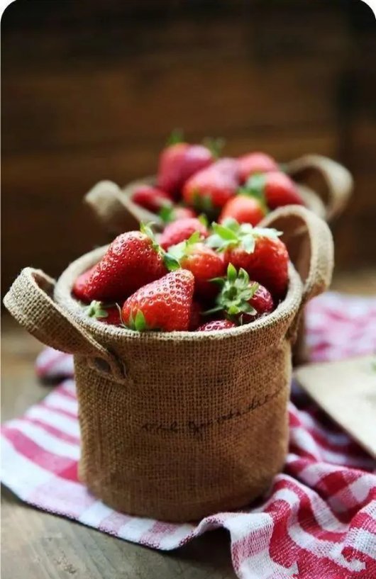 点击大图看下一张：一组火红的草莓图片欣赏