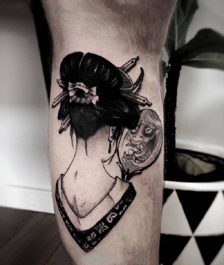 点击大图看下一张：一组黑灰霸气女生纹身图案