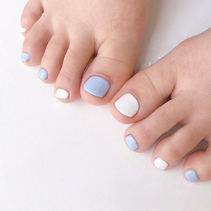 点击大图看下一张：清爽的夏季脚指甲美甲图片