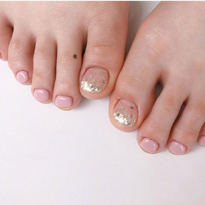 点击大图看下一张：清爽的夏季脚指甲美甲图片