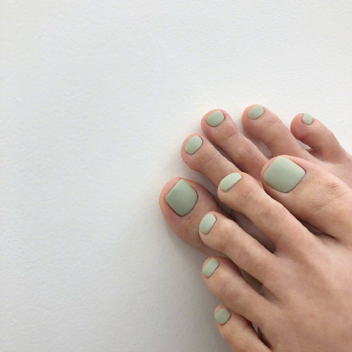 点击大图看下一张：清爽的夏日绿色系脚部美甲 ​ ​​​​