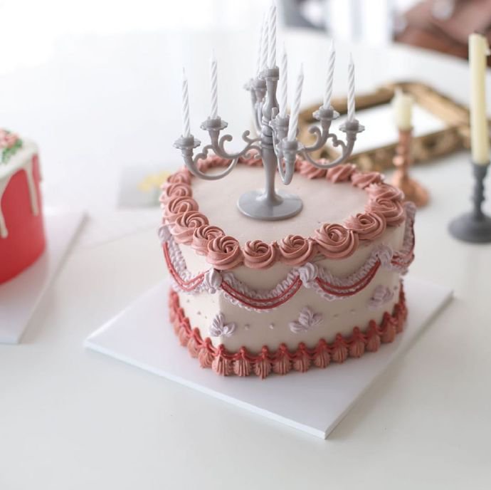 点击大图看下一张：一组漂亮的复古烛台蛋糕图片
