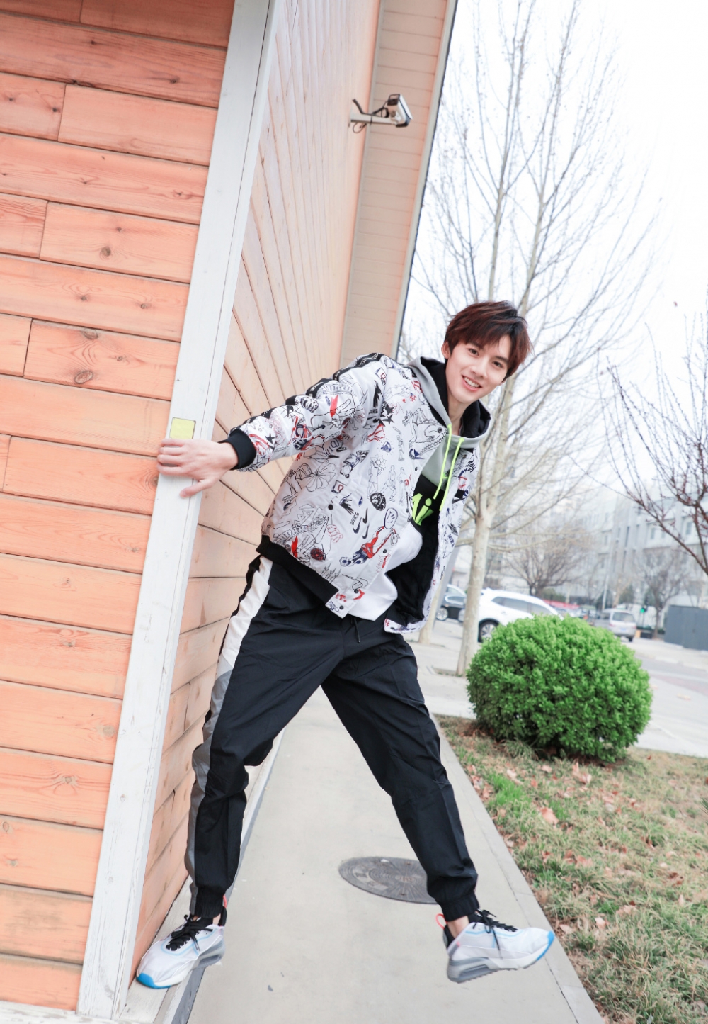 点击大图看下一张：邓超元运动休闲装帅气街拍写真