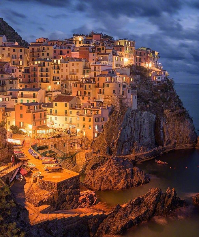 点击大图看下一张：入夜的意大利五渔村，好美