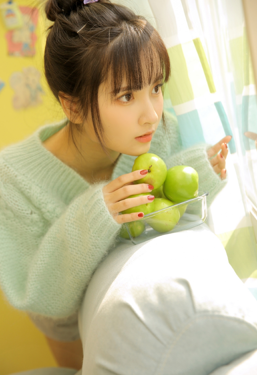 点击大图看下一张:纯情可爱少女小露蛮腰大胆诱人写真