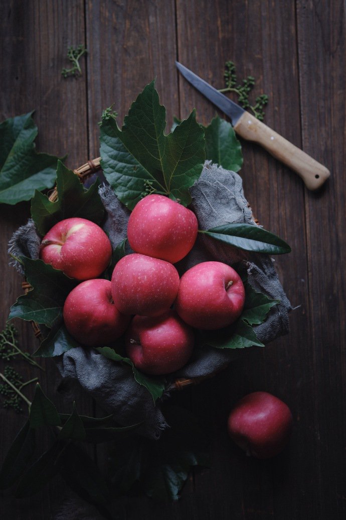 点击大图看下一张：脆脆甜甜的红色大苹果