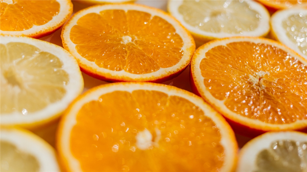 点击大图看下一张：新鲜的橙子高清桌面壁纸