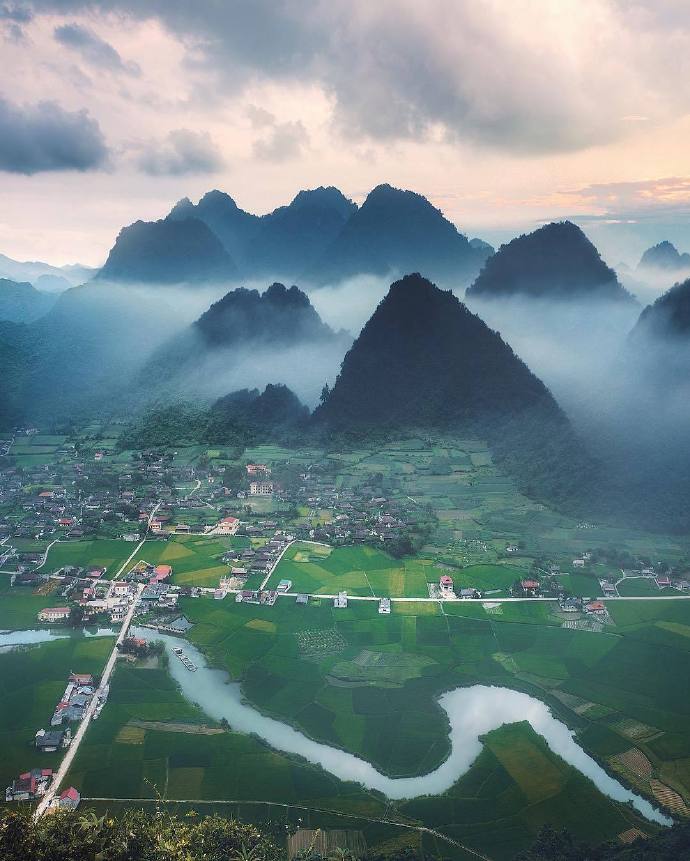 点击大图看下一张：山水梯田间的越南，藏着一片片绿色的月半弯