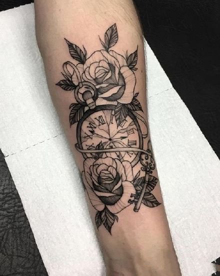 点击大图看下一张：一组玫瑰与时间纹身图案欣赏