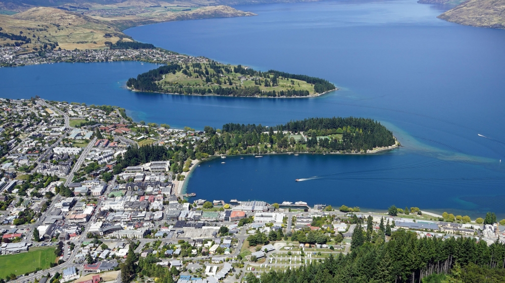 点击大图看下一张：新西兰皇后镇优美风景桌面壁纸