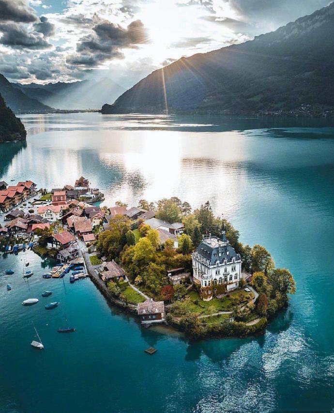 点击大图看下一张：瑞士伊斯特瓦尔德小镇，藏在深山里的湖畔仙境