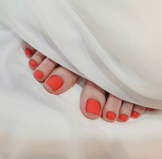 点击大图看下一张：清爽可爱的夏季脚指甲美甲