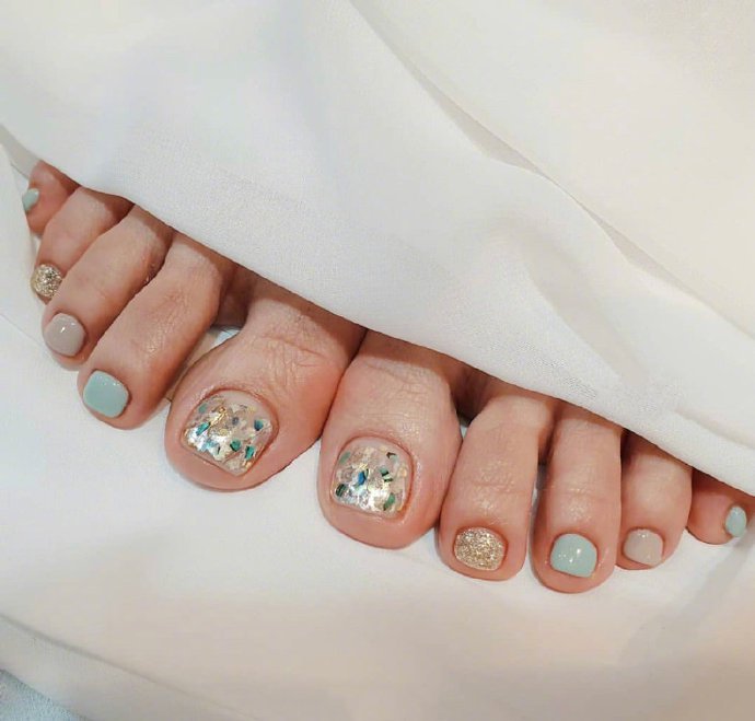点击大图看下一张：清爽可爱的夏季脚指甲美甲