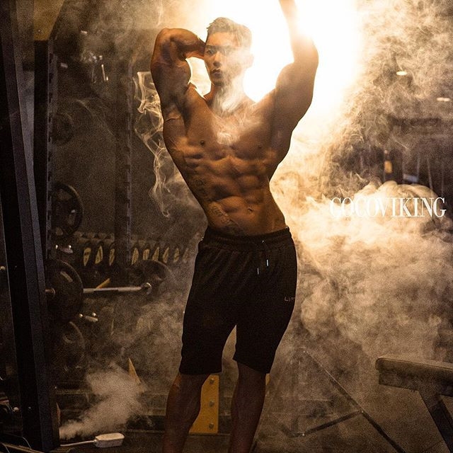 点击大图看下一张：健美肌肉男人体艺术摄影个人写真