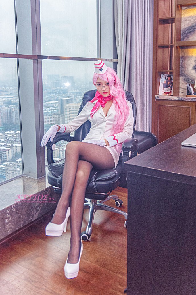 点击大图看下一张：cos性感长腿小姐姐图片欣赏