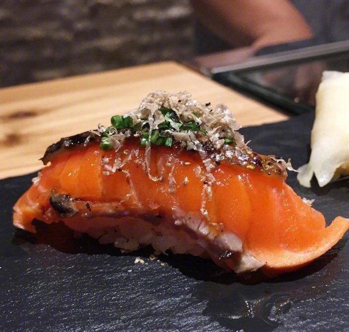 点击大图看下一张：美味精致的手握寿司图片