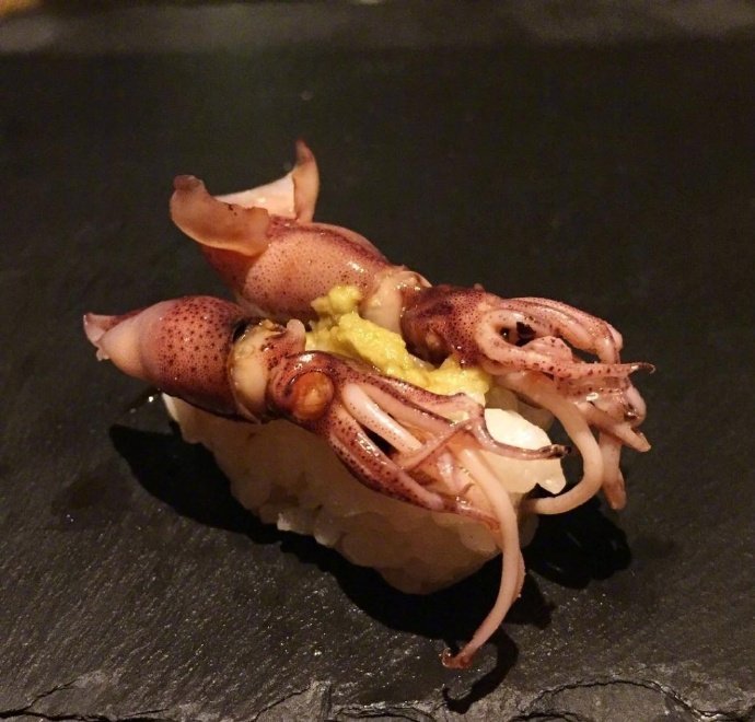 点击大图看下一张：美味精致的手握寿司图片