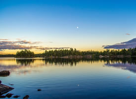 平静唯美的湖泊风景桌面壁纸