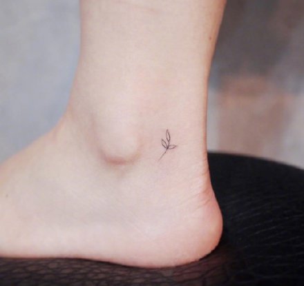 点击大图看下一张：一组脚踝上的小清新纹身图案