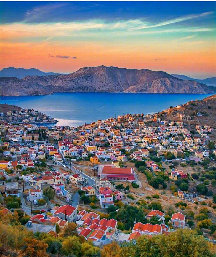 点击大图看下一张：倚山而立的希腊锡米岛，简直就是爱琴海的化妆盒