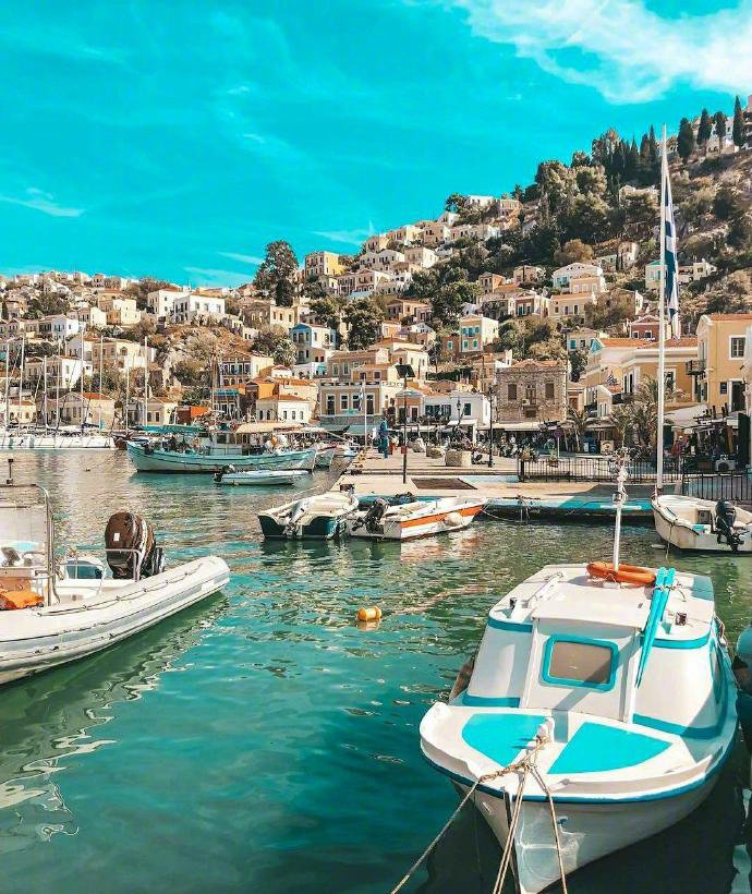 点击大图看下一张：倚山而立的希腊锡米岛，简直就是爱琴海的化妆盒