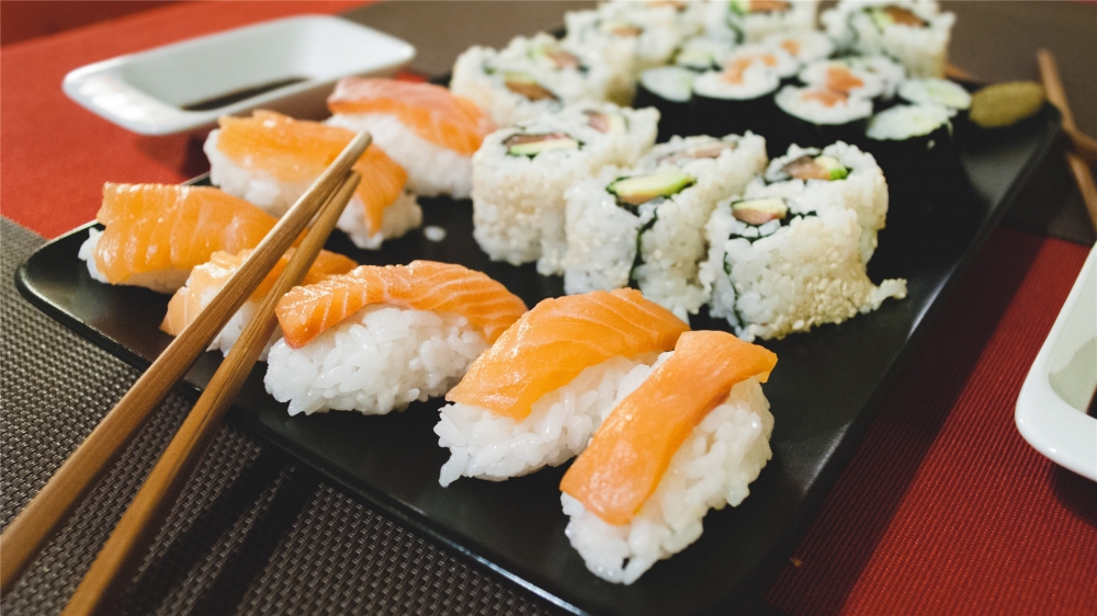 点击大图看下一张：一组丰富好吃的寿司图片