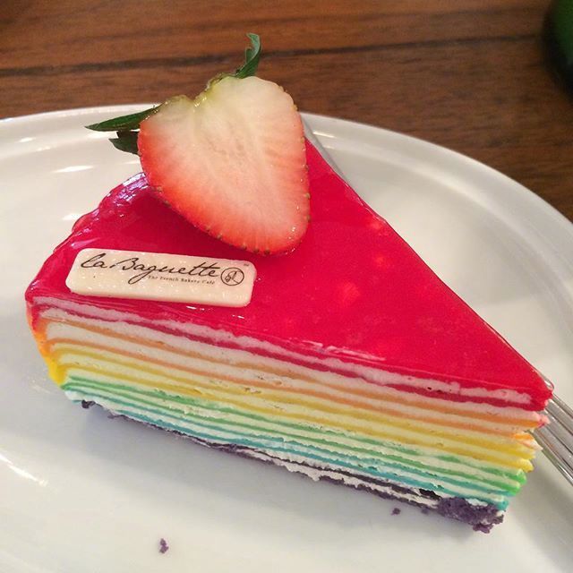 点击大图看下一张：绚丽多彩的彩虹蛋糕图片