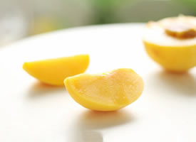 一组好吃营养的黄桃图片