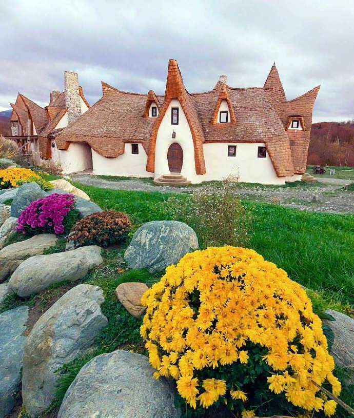 点击大图看下一张：唯美的格林童话城堡，罗马尼亚仙女谷的“泥城堡” ​​​​