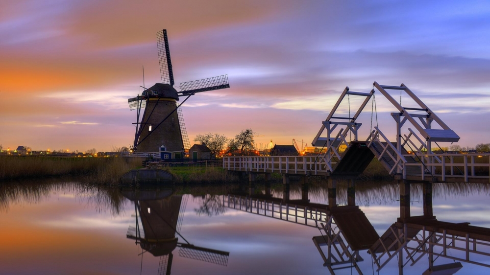 点击大图看下一张：荷兰风景唯美高清桌面壁纸