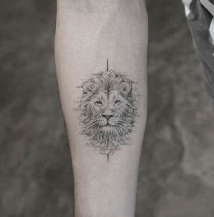 点击大图看下一张：即酷又温柔的大狮子纹身图片