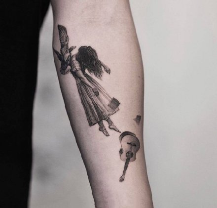 点击大图看下一张：一组超细腻的黑白手臂纹身