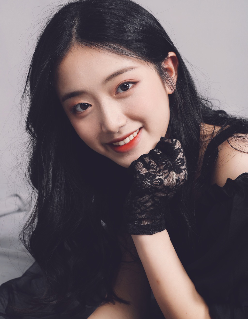 点击大图看下一张：胡馨尹写真花絮照图片