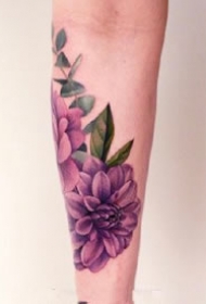 一组彩色花朵女生纹身图案