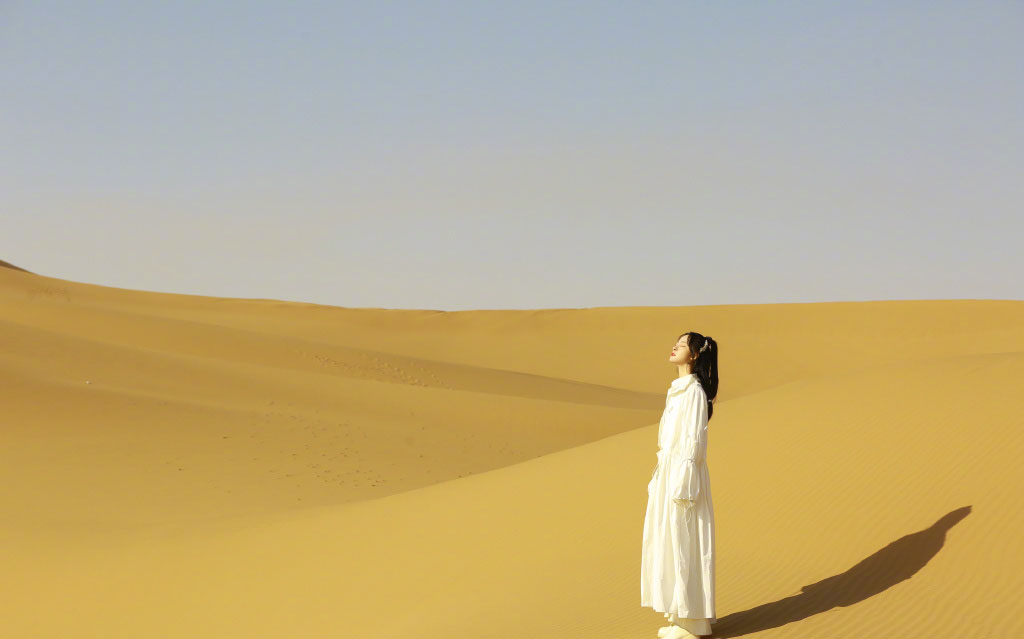 点击大图看下一张：李莎旻子唯美沙漠写真图片