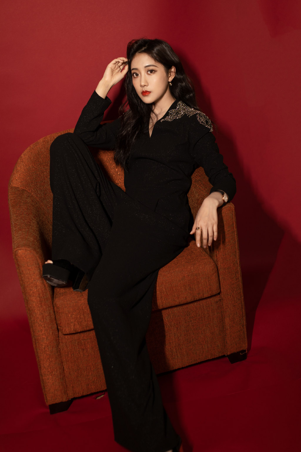 点击大图看下一张：李艺彤纯黑套装性感写真图片