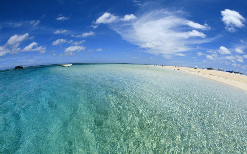 点击大图看下一张：美丽的海水沙滩风景图片