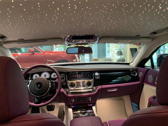 点击大图看下一张：双拼色劳斯莱斯魅影图片欣赏