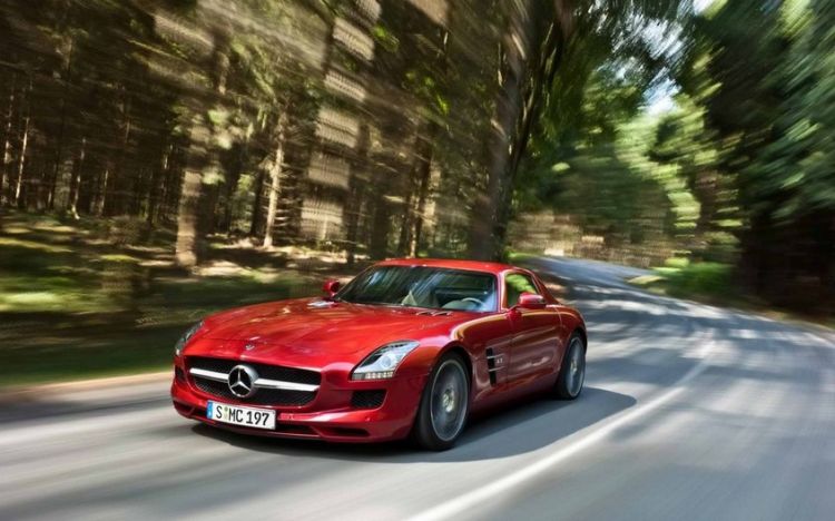 点击大图看下一张：高性能超跑汽车红色奔驰AMG高清图片