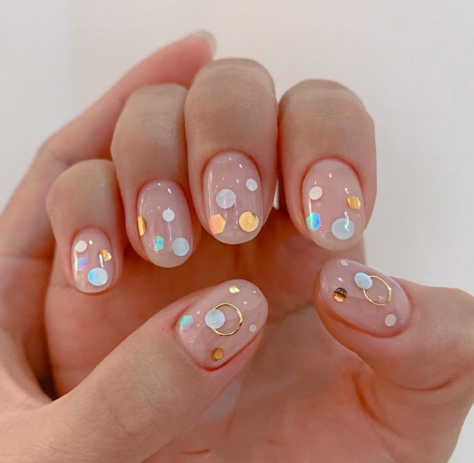 点击大图看下一张:一组blingbling的亮片夏日美甲