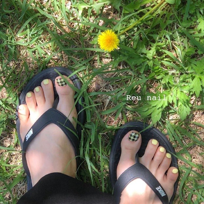 点击大图看下一张：一组夏日清新彩色脚部美甲